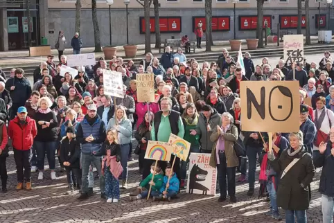 Rund 700 Menschen haben am Samstag in der Innenstadt gegen Rechtsextremismus demonstriert. 
