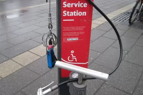 Fahrrad-Service-Station am Bahnhof Landau.
