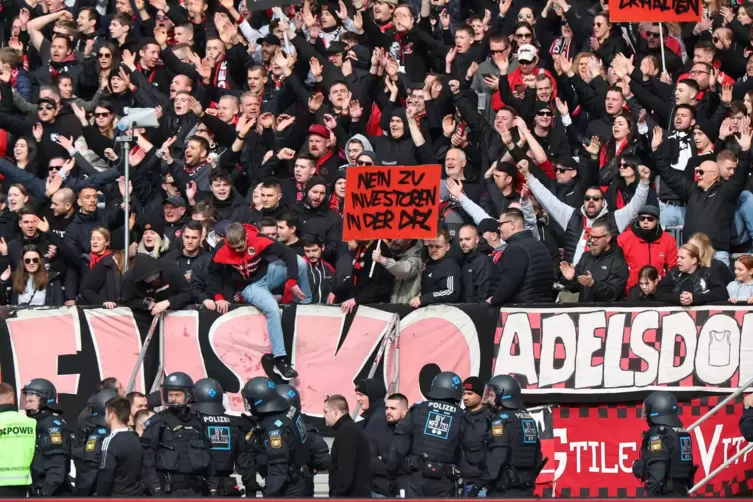 Nach 13 Spielminuten stürmten Nürnberger Fans den Innenraum des Stadions. Mit dem geordneten Eindringen drückten die Anhänger ih