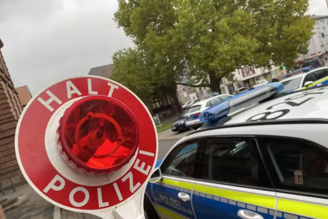 Die Polizei hat in Katzweiler eine Autofahrerin nach einem Unfall einen Atemalkoholtest machen lassen.