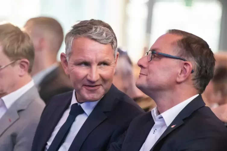 AfD-Chef Tino Chrupalla (rechts) Seit an Seit mit dem Rechtsextremisten Björn Höcke. Die beiden hatten sich 2023 beim „Bürgerdia