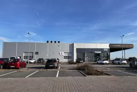 Das Autohaus im Norden landaus bekommt einen neuen optischen Auftritt. 
