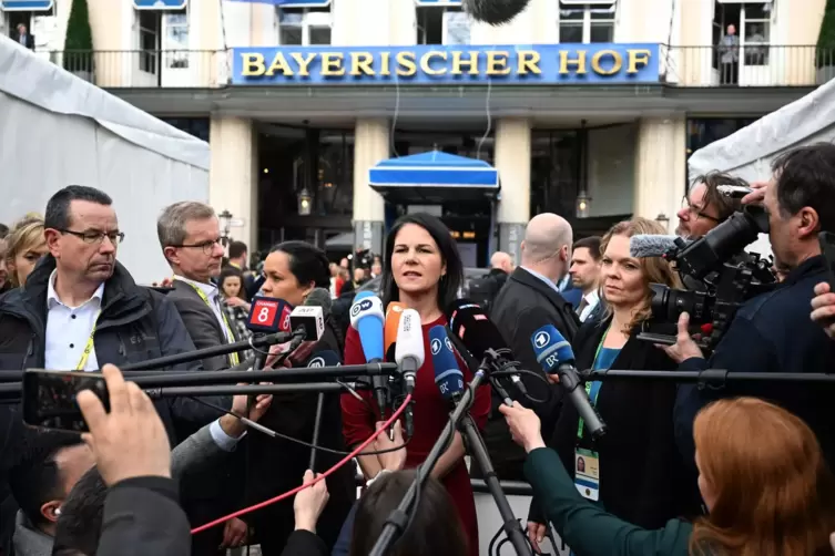 Gedrängel vor dem Bayerischen Hof: Außenministerin Annalena Baerbock war bei der Münchner Sicherheitskonferenz auch für die zahl