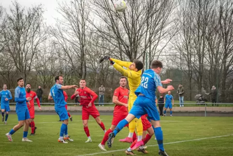 Nicht nur in dieser Szene hätte sich SVS-Rückkehrer Benny Klein (gelbes Trikot) sein Comeback anders vorgestellt. Er und seine A