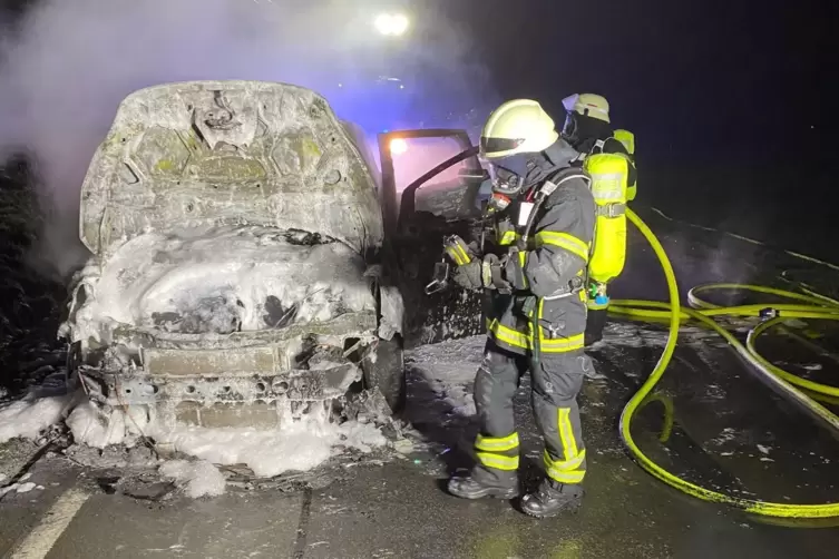 Die Feuerkr&auml;fte l&ouml;schten den Brand unter Einsatz von schwerem Atemschutz.
