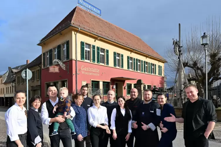 Gruppenbild vor der Gaststätte des Winzervereins Deidesheim: Erich Tome (rechts) mit seinen Mitarbeiterinnen und Mitarbeitern au