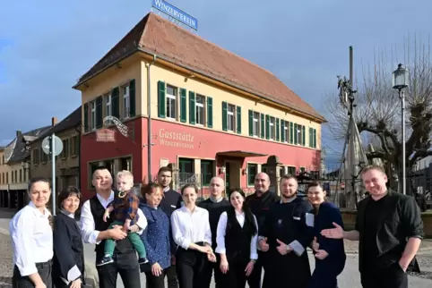 Gruppenbild vor der Gaststätte des Winzervereins Deidesheim: Erich Tome (rechts) mit seinen Mitarbeiterinnen und Mitarbeitern au