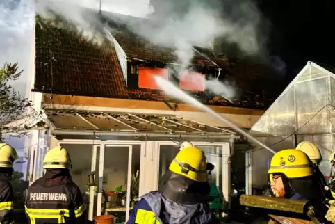 Die Feuerwehrleute löschen den Brand in Blieskastel-Bierbach. Eine Explosion soll das Feuer verursacht haben.
