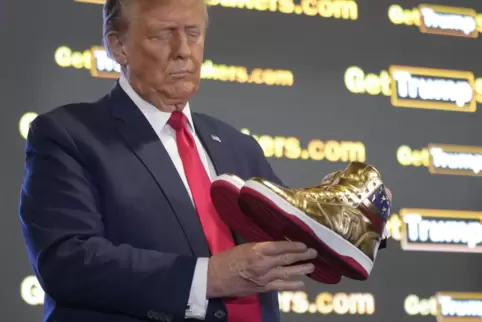 Stolze 399 Dollar kosten die goldenen Trump-Schuhe. Sein goldenes Händchen hat den ehemaligen US- offenbar im Stich gelassen.