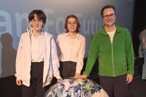 Haben ein Auge auf die Erde und eine Hand: die Schülerinnen Amelie Schmidt und Janne Riess und Lehrer Oliver Löscher. 