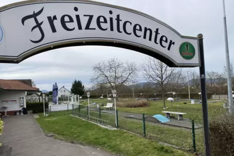 Auch Minigolf kann gespielt werden, was aber derzeit witterungsbedingt nicht getan wird.