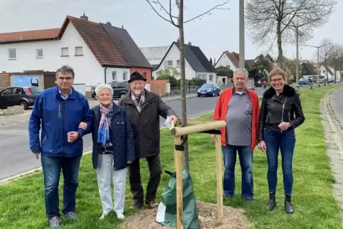 Pflanzung der ersten Baumspende: Ortsvorsteher Andreas Rennig, die Spender Rosemarie und Hans Lemberger, Josef Waldmann und Gabr