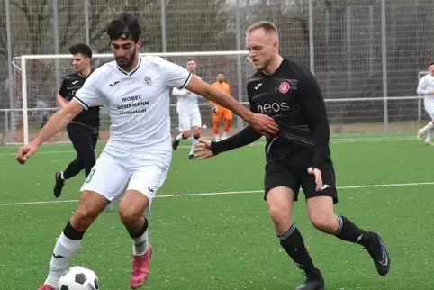 Erik Tuttobene (Grünstadt, links) behauptet sich gegen Leon Lorenz.
