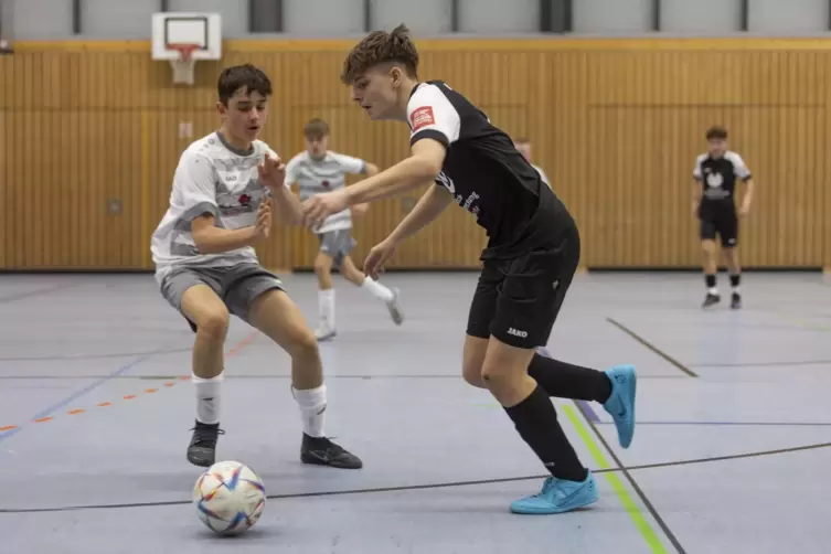  Denis Zeides (rechts) vom SV Ixheim I legt hier im C-Jugend-Spiel den Ball an Vladut Savin von der SG Contwig/Zweibr&uuml;cken vorbe