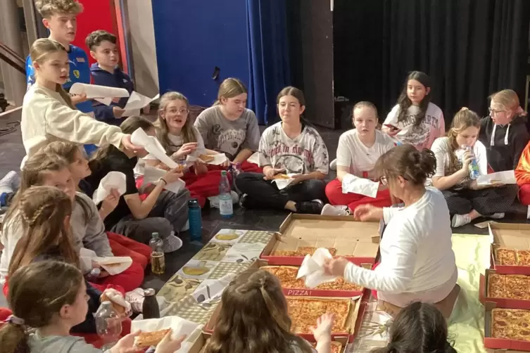 St&auml;rkung: Pause bei Pizza. 