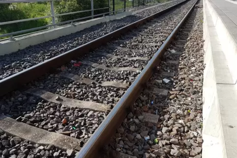 Ein 41-Jähriger soll seinen Nachbar auf die Gleise geworfen haben. 