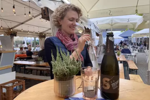 Im Oktober bittet die ehemalige Deutsche Weinkönigin Janina Huber zur Frauen-Weinprobe mit dem Titel „Starke Frauen – starke Wei