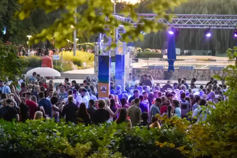 Open-Air-Disco: In diesem Jahr soll die große Party am Pool wieder stattfinden.