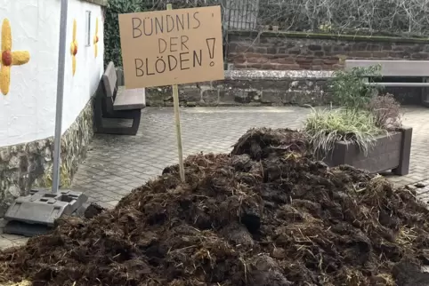 Mit Botschaft: Misthaufen in der Ebertsheimer Hauptstraße. 