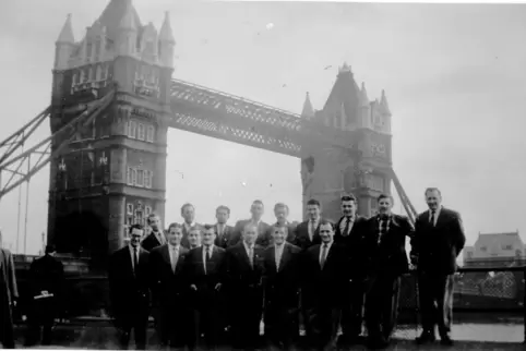 Die Walter-Elf vor der Tower Bridge. 4:2 endete die Flutlicht-Partie gegen West Ham United.