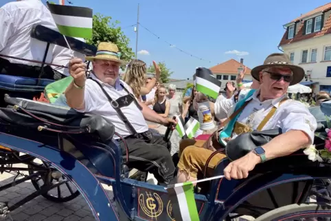 Bierkönig Ernst-Ludwig Huy (links) mit seinem Vorgänger Helmut Obenauer beim Kerchemer Bierfest-Umzug 2023.