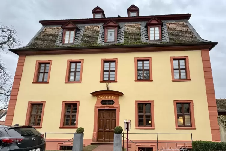 Au&szlig;enansicht des Traditionshauses in der Zeller Hauptstra&szlig;e. Das aus dem Sp&auml;tbarock stammende Geb&auml;ude wurde 2002 kernsaniert und