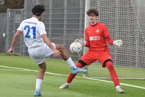 Diesen Ball pariert der überragende SCH-Torhüter Julian Sander nicht, doch FKP-Spieler Orhan Arifov schießt aus kurzer Distanz a