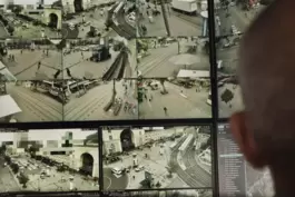 Eine wahre Bilderflut: Szene aus dem Film „Algorithmenbasierte Kameraüberwachung“. 