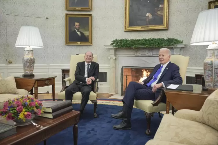 Bei seinem Besuch von Joe Biden saß Kanzler Scholz jüngst genau vor dem Porträtbild Lincolns. 