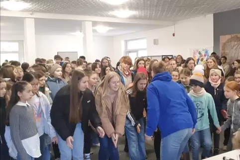 Mit ihrer Tanzaktion setzen sich Schüler und Lehrer vom Weierhof gegen Gewalt an Frauen ein und sammeln Spenden für das Frauenha