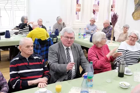 Pfarrer Ralf Maier (zweiter von links) hält einmal im Monat einen Gottesdienst für Gehörlose. 
