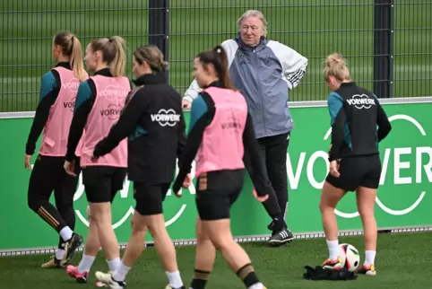 Bundestrainer Horst Hrubesch (noch) ganz entspannt beim Dienstagstraining in Frankfurt.