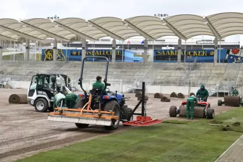 Am Montag ist der Startschuss für den neuen Rasen im Ludwigspark gefallen: Wenn alles gut geht, kann sich das neue Grün schon am