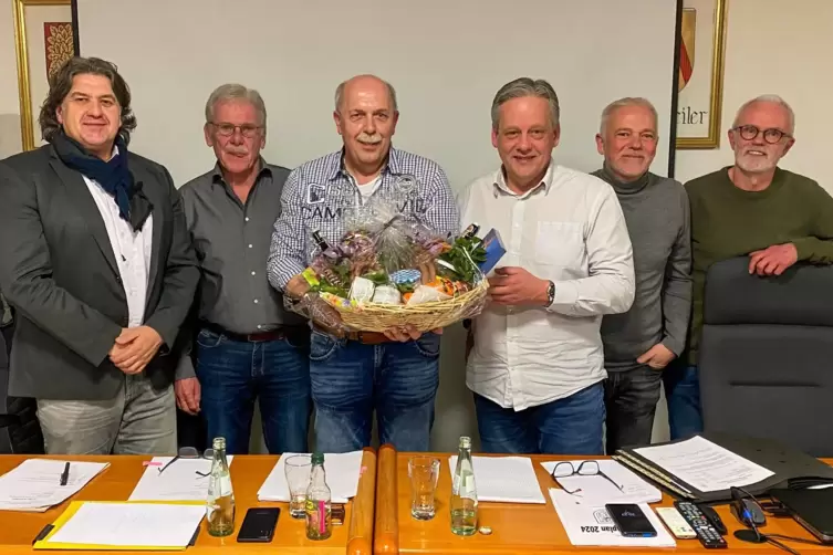 Die Fraktionsvorsitzenden im Rodalber Verbandsgemeinderat verabschiedeten am Montagabend den langjährigen Büroleiter Kurt Becker