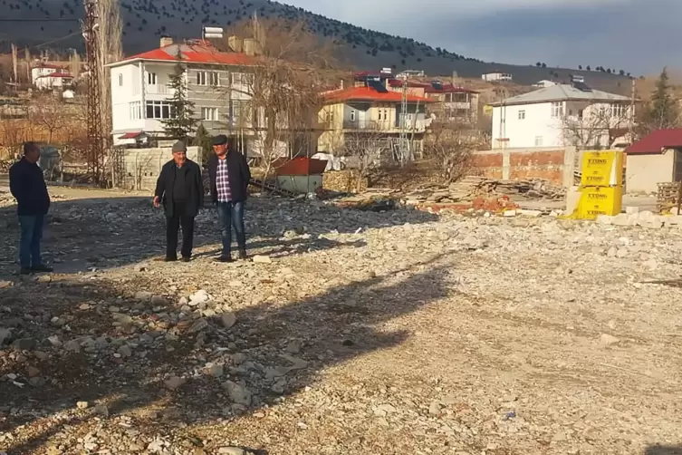 Ein Jahr nach der Katastrophe: Nur noch ein Schotterplatz ist nach dem Abriss der Häuser übrig. Im Hintergrund entstehen bereits
