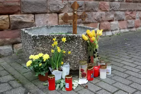 Am Tatort wurde eine kleine Gedenkstätte für den erschossenen 37-Jährigen eingerichtet.