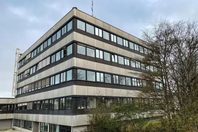 Die Kosten für die Sanierung des Kreishauses und einen Neubau klettern immer höher. Die Kosten für die Sanierung des Kreishauses und einen Neubau klettern immer höher.