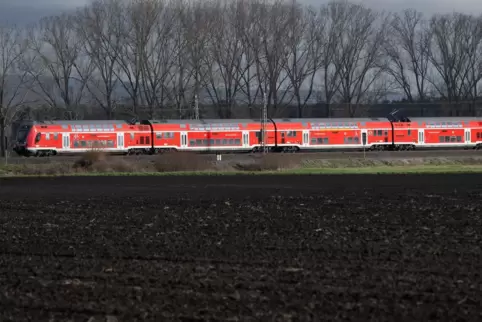 Die Fahrt von Ludwigshafen nach Mainz mit Ersatzbus und S6 dauert so lange, dass im März zeitweise die Fahrt über Mannheim durch