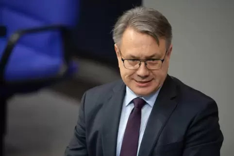 Der ehemalige CSU-Abgeordnete Georg Nüßlein hat gut an Masken-Deals verdient – und das völlig legal.