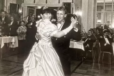 Manuela Christ und Andreas Brehme auf der Tanzfläche. 