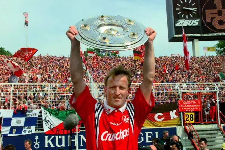 Die Sensation des Jahres 1998: Aufsteiger 1. FC Kaiserslautern wird deutscher Meister, Andreas Brehme präsentiert stolz die Scha