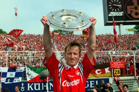 Die Sensation des Jahres 1998: Aufsteiger 1. FC Kaiserslautern wird deutscher Meister, Andreas Brehme präsentiert stolz die Scha