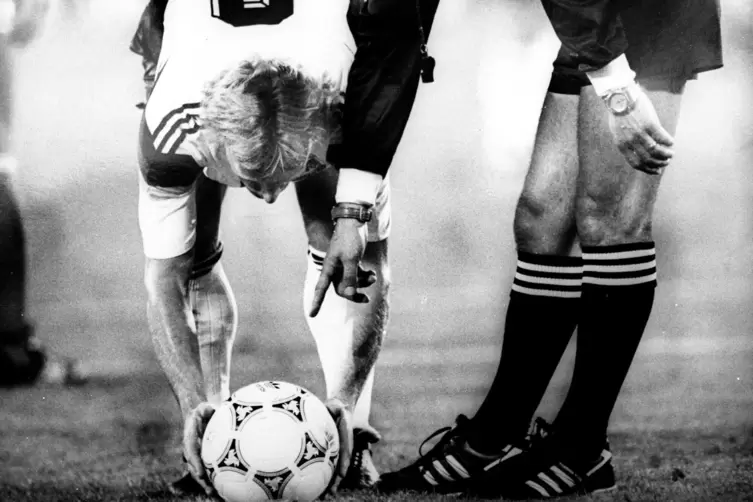 Die Sekunden vor dem Schuss ins Glück: Andreas Brehme legt sich im WM-Finale 1990 in Rom den Ball zum Elfmeter zurecht.