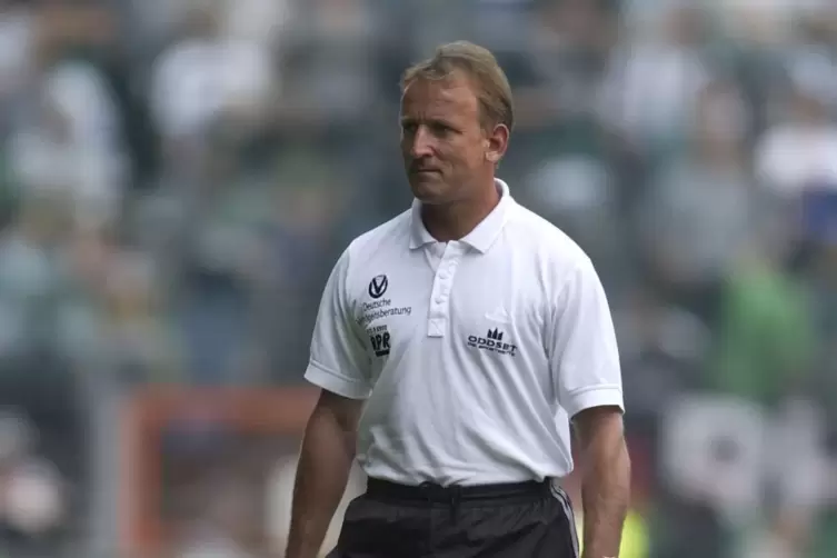 Brehme als Teamchef des FCK 2002, kurz vor seiner Entlassung.