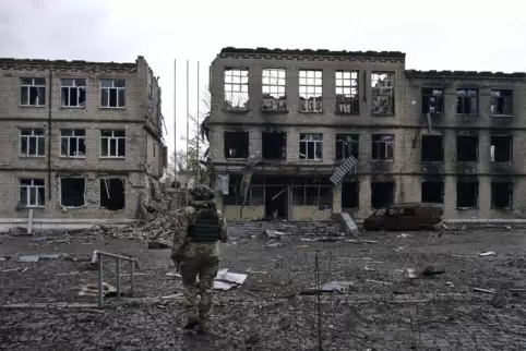 Ein ukrainischer Soldat am Schauplatz schwerer Kämpfe mit russischen Truppen in der Region Donezk.
