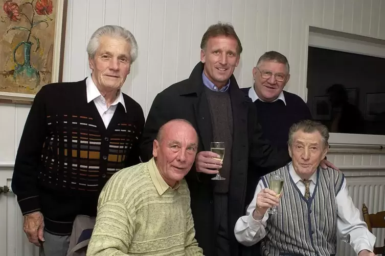 Andreas Brehme umgeben von Ottmar Walter, Horst Eckel, Fritz Walter und Willi Hoelz (von links). 