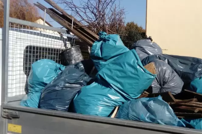 So viele Säcke voller Müll: Ein Lkw fährt ab, was Helfer bei einem Dreck-weg-Tag gesammelt haben.