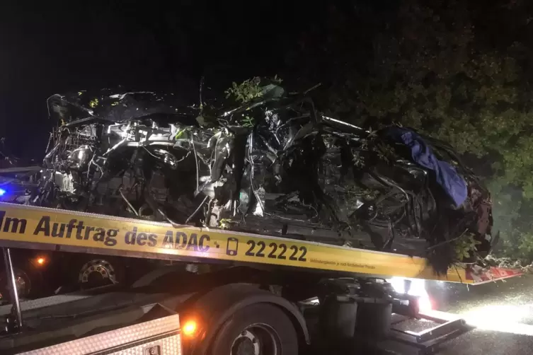 Unfall auf der A61 im Oktober 2023: Die Feuerwehr musste bei der Bergung eines Autos helfen, in die Eltern dreier Kinder starben
