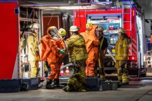 Teure Präzisionsarbeit: Feuerwehrleute vor einem Einsatz. 
