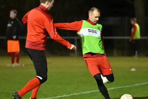 André Fomitschow (rechts) im Training des TuS Niederkirchen: Einen Bänderriss hat er auskuriert.